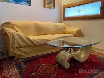 Divano nuovo sempre protetto con telo