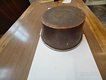 Antica bacinella o pentola in rame.