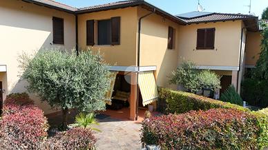 VILLA A SCHIERA A PARATICO