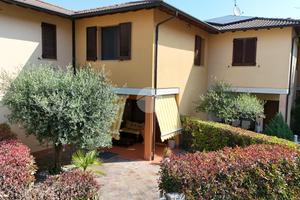 VILLA A SCHIERA A PARATICO