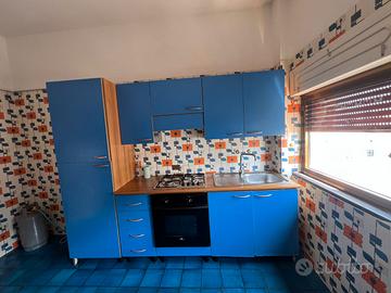 Cucina componibile blu con elettrodomestici