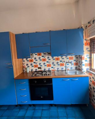 Cucina componibile blu con elettrodomestici