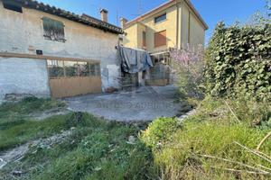 Casa indipendente di 269 m² con più di 5 locali a 