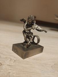 Statuetta in metallo argentato.