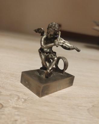 Statuetta in metallo argentato.