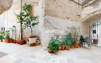 NOVITÀ: Dimora in pietra nel centro storico, ristr