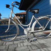 Bicicletta vintage Santini, con freni a bacchetta.