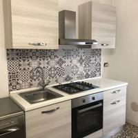 Cucina con elettrodomestici