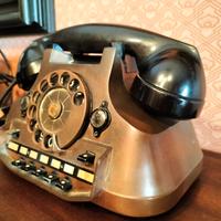 Antico telefono in rame e bachelite 