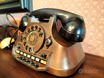 Antico telefono in rame e bachelite 
