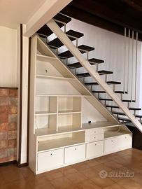 Mobile sottoscala triangolare