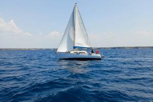 Barca a vela pronta a navigare
