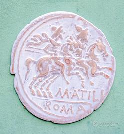 Bassorilievo in Legno. Moneda Impero Romano Retro