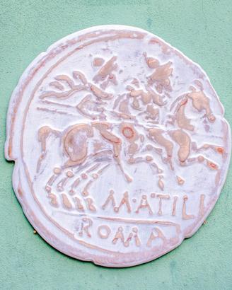 Bassorilievo in Legno. Moneda Impero Romano Retro