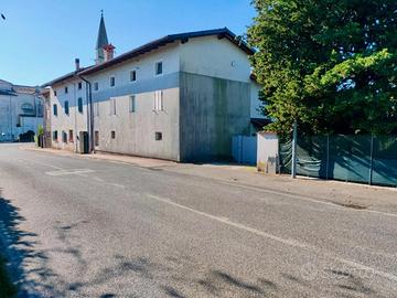 CASA TRICAMERE: ampia metratura e contesto rise...