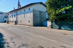 CASA TRICAMERE: ampia metratura e contesto rise...