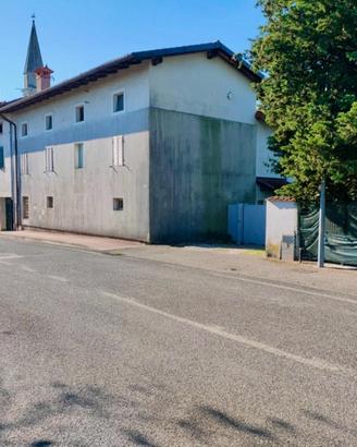 CASA TRICAMERE: ampia metratura e contesto rise...