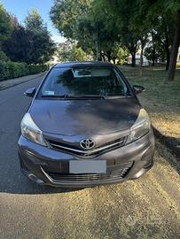 Toyota Yaris 1.0 5P Lounge del 2012 benzina grigia
