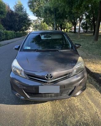 Toyota Yaris 1.0 5P Lounge del 2012 benzina grigia