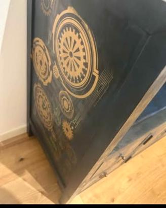 mobile blu e decori oro 