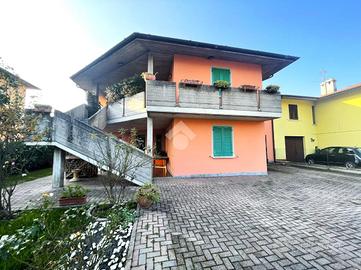 VILLA SINGOLA A PESCAROLO ED UNITI