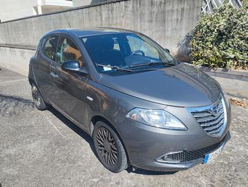 auto lancia Y