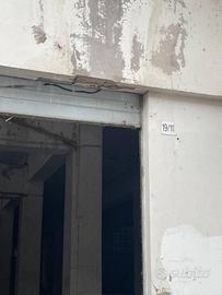 Ampio magazzino venduto in blocco unico a Pomezia.