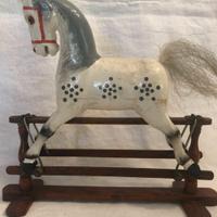 Cavallino a dondolo giocattolo legno dipinto