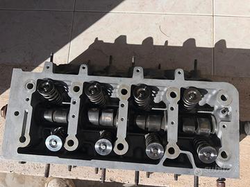 Testata motore 4 cilindri 8 valvole