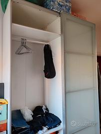 Armadio alto IKEA con ante scorrevoli 