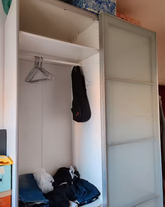 Armadio alto IKEA con ante scorrevoli 