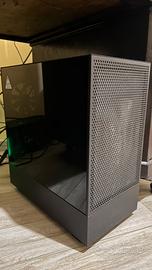 PC fisso con tre monitor