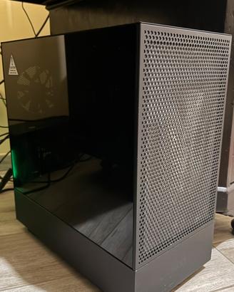 PC fisso con tre monitor