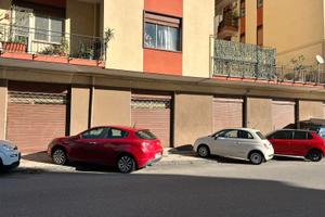 Camaro, ampio deposito con 5 vetrine