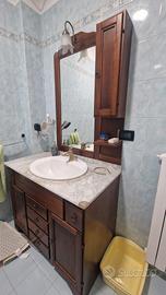 Mobile bagno in legno con specchiera e lavabo