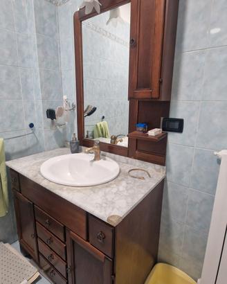 Mobile bagno in legno con specchiera e lavabo