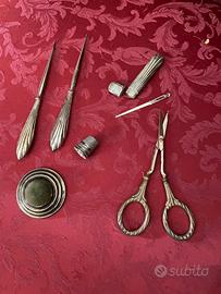 Antico set da cucito in argento