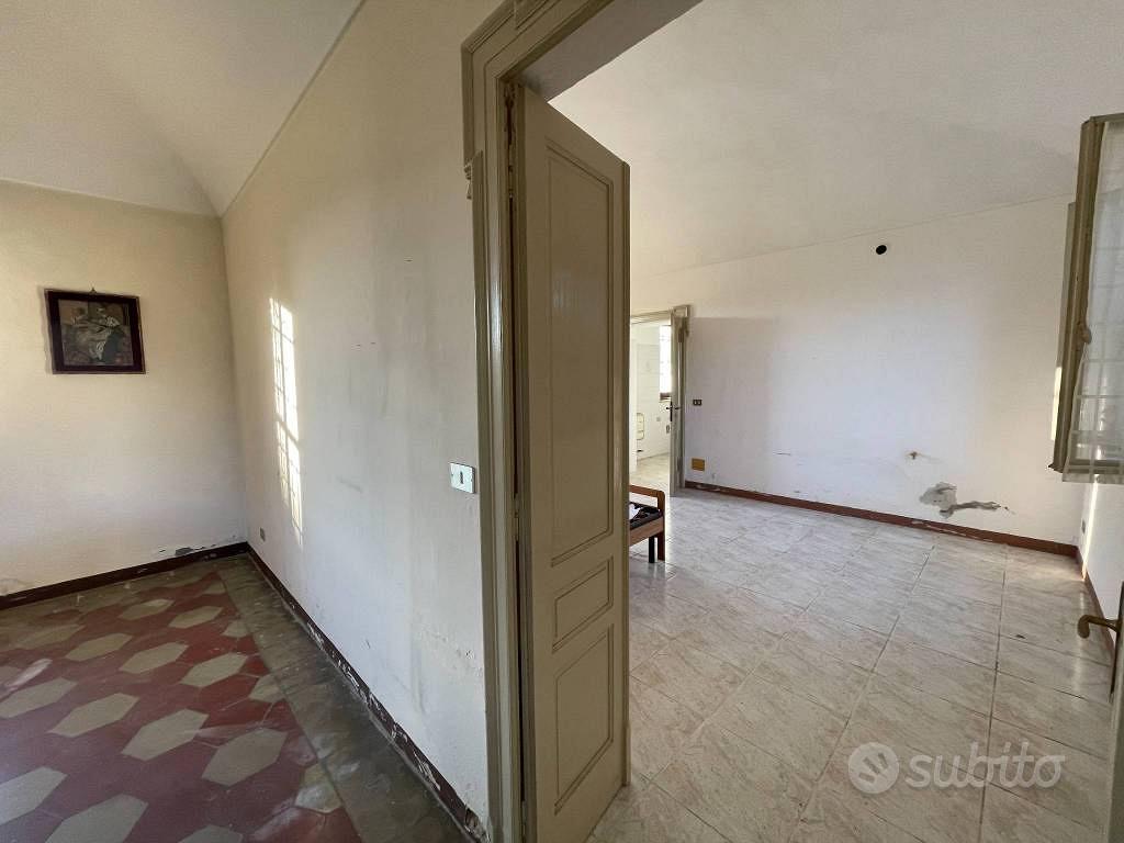 Rustico / Casale di 330 m² con 5 locali e box auto - Altro