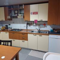 Cucina ad angolo completa di elettrodomestici