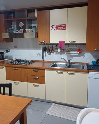 Cucina ad angolo completa di elettrodomestici