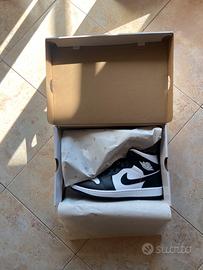 Jordan 1 mid panda deadstock