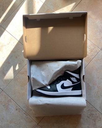 Jordan 1 mid panda deadstock