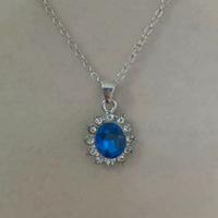 collanina con medaglietta con ciondolo blu