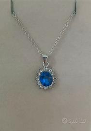 collanina con medaglietta con ciondolo blu