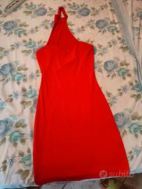 Vestito rosso aderente con scollo all' emericana