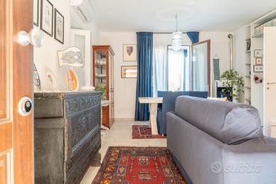 Uta. Ampio trivano al piano terra con cortile