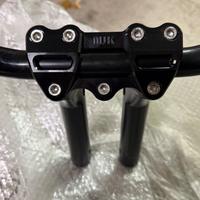 Riser MJK e manubrio Biltwell per Harley Davidson.