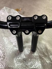 Riser MJK e manubrio Biltwell per Harley Davidson.