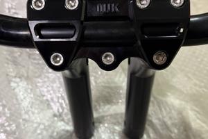 Riser MJK e manubrio Biltwell per Harley Davidson.