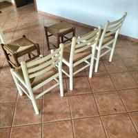 tre sedie e due sgabelli impagliati